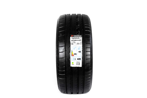 Pneu Yokohama Advan Sport V105 ZPS (Run Flat) 245/40 R18 93Y (Medida da MB Classe C - Traseira)